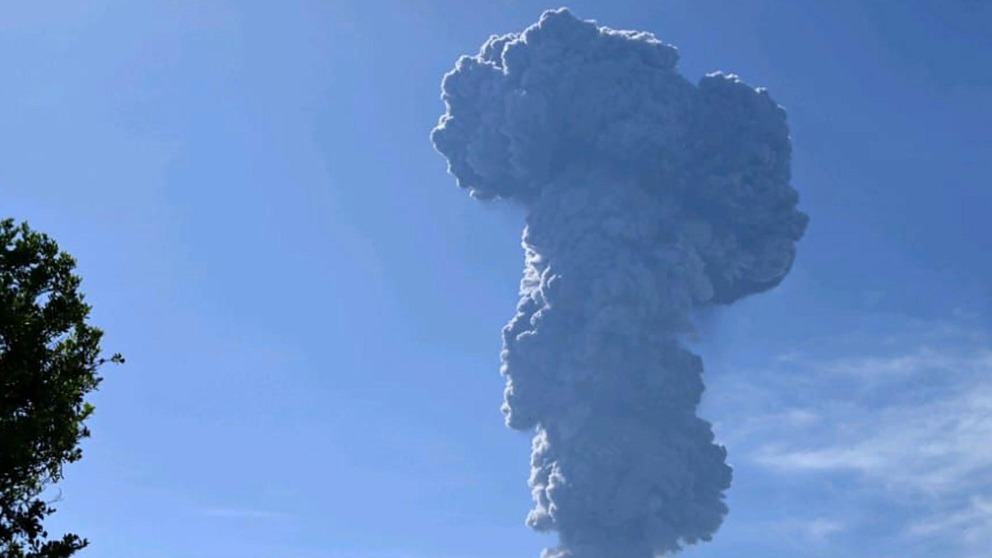 Indonesia S Mt Ibu Volcano Erupts Spewing Clouds Of Ash