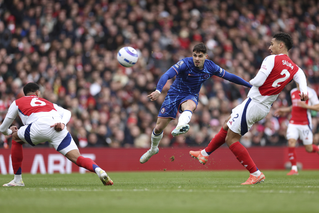 Arsenal keep alive faint title hopes with 1-0 win over Chelsea